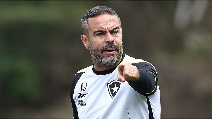 Artur Jorge entrou na parada e agilizou chegada de novo reforço do Bota