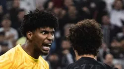 Hugo Souza durante jogo do Timão. Goleiro caiu nas graças da torcida.