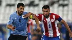 Luis Suárez pelo Uruguai em partida diante do Paraguai no Nilton Santos. (Photo by Miguel Schincariol/Getty Images)