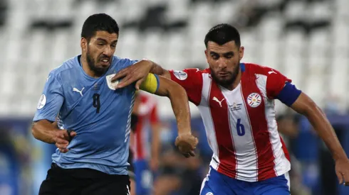 Luis Suárez pelo Uruguai em partida diante do Paraguai no Nilton Santos. (Photo by Miguel Schincariol/Getty Images)