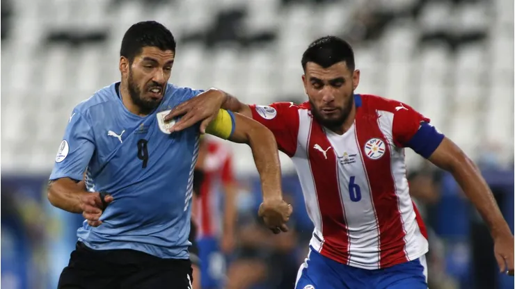 Luis Suárez pelo Uruguai em partida diante do Paraguai no Nilton Santos. (Photo by Miguel Schincariol/Getty Images)