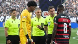 Hugo Souza e Gerson antes do início da partida entre Corinthians x Flamengo.
