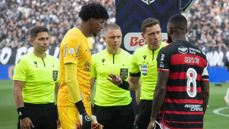Hugo Souza e Gerson antes do início da partida entre Corinthians x Flamengo.