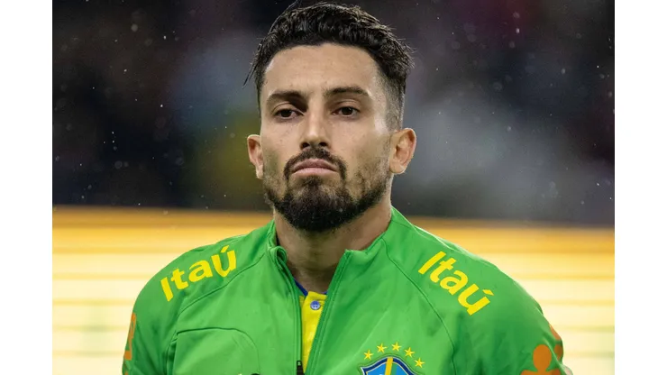 Alex Telles rescindiu com Al-Nassr e Palmeiras tem interesse em sua contratação