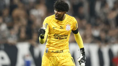 SAO PAULO, BRAZIL - SEPTEMBER 01: Hugo Souza goalkeeper of Corinthians celebrates after winning a match between Corinthians and Flamengo as part of Brasileirao Series A 2024 at Neo Quimica Arena on September 01, 2024 in Sao Paulo, Brazil. (Photo by Miguel Schincariol/Getty Images)