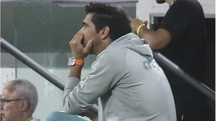PR - CURITIBA - 01/09/2024 - BRASILEIRO A 2024, ATHLETICO-PR X PALMEIRAS - Abel Ferreira tecnico do Palmeiras durante partida contra o Athletico-PR no estadio Arena da Baixada pelo campeonato Brasileiro A 2024. Foto: Gabriel Machado/AGIF