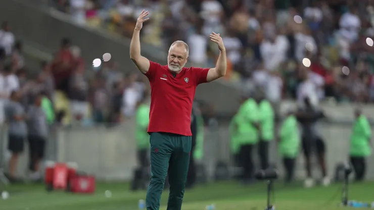 RIO DE JANEIRO, BRAZIL - SEPTEMBER 1: Mano Menezes coach of Fluminense gestures to fans during the match between Fluminense and Sao Paulo as part of Brasileirao 2024 at Maracana Stadium on September 1, 2024 in Rio de Janeiro, Brazil. (Photo by Wagner Meier/Getty Images)