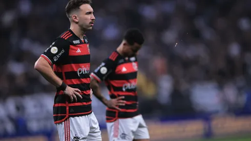 Jogadores do Flamengo durante partida contra o Corinthians. Foto: Ettore Chiereguini/AGIF