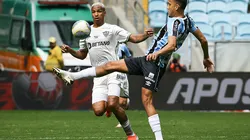 Deyverson, jogador do Atlético-MG disputa a bola com Gustavo Martins do Gremio durante partida pelo Brasileirão 2024 na Arena em Porto Alegre