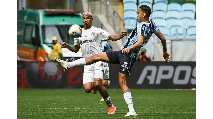 Deyverson, jogador do Atlético-MG disputa a bola com Gustavo Martins do Gremio durante partida pelo Brasileirão 2024 na Arena em Porto Alegre