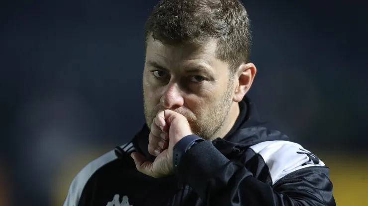 RIO DE JANEIRO, BRAZIL - AUGUST 26: Rafael Paiva coach of Vasco da Gama kisses the ring prior to the match between Vasco da Gama and Athletico Paranaense as part of Brasileirao 2024 at Sao Januario Stadium on August 26, 2024 in Rio de Janeiro, Brazil. (Photo by Wagner Meier/Getty Images)