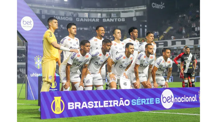 Jogadores do Santos posam para foto antes na partida contra Ponte Preta no estadio Vila Belmiro pelo campeonato Brasileiro B 2024