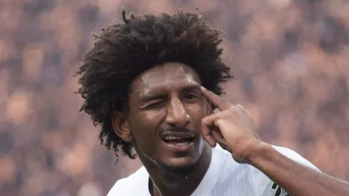 Talles Magno comemora gol contra o Fla.