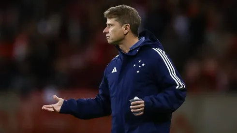 PORTO ALEGRE, BRAZIL - AUGUST 25: Fernando Seabra head coach of Cruzeiro gestures during the match between Internacional and Cruzeiro as part of Brasileirao 2024 at Beira-Rio Stadium on August 25, 2024 in Porto Alegre, Brazil. (Photo by Pedro H. Tesch/Getty Images)