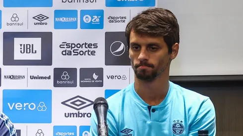 RS - FUTEBOL/APRESENTACAO GREMIO - ESPORTES - Presidente do Grêmio, Alberto Guerra, apresenta os zagueiros Jemerson e Rodrigo Caio como novos reforços do Tricolor para a temporada 2024. FOTO: LUCAS UEBEL/GREMIO FBPA