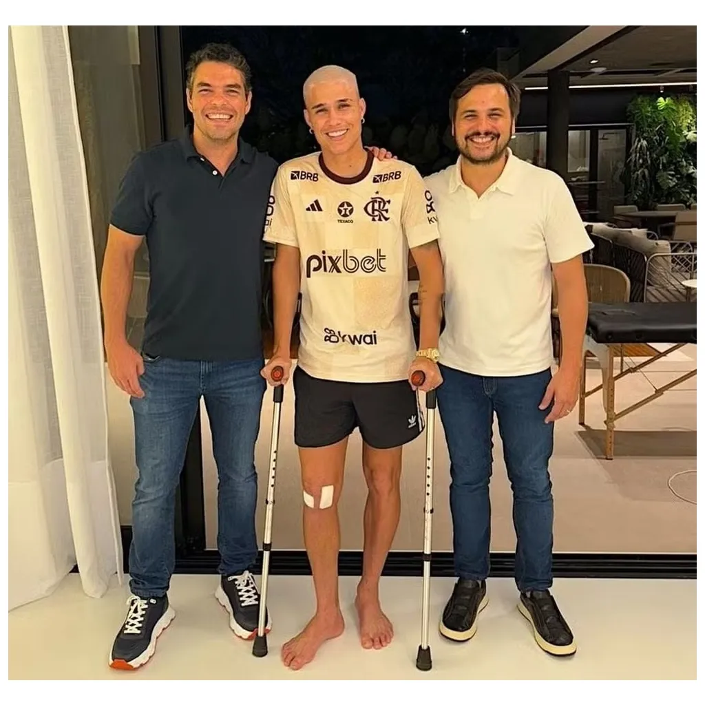 Foto: Reprodução – Luiz Araújo ao lado dos médicos