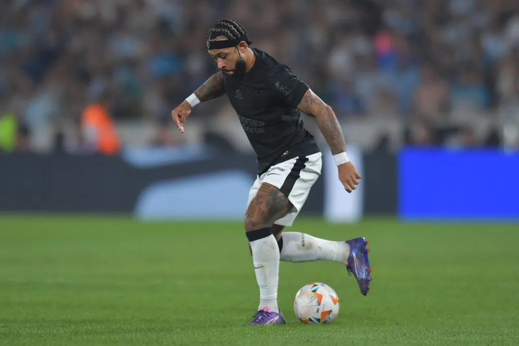 Memphis Depay mostrou qualidade no gol do Corinthians em Avellaneda – Foto: Marcelo Endelli/Getty Images
