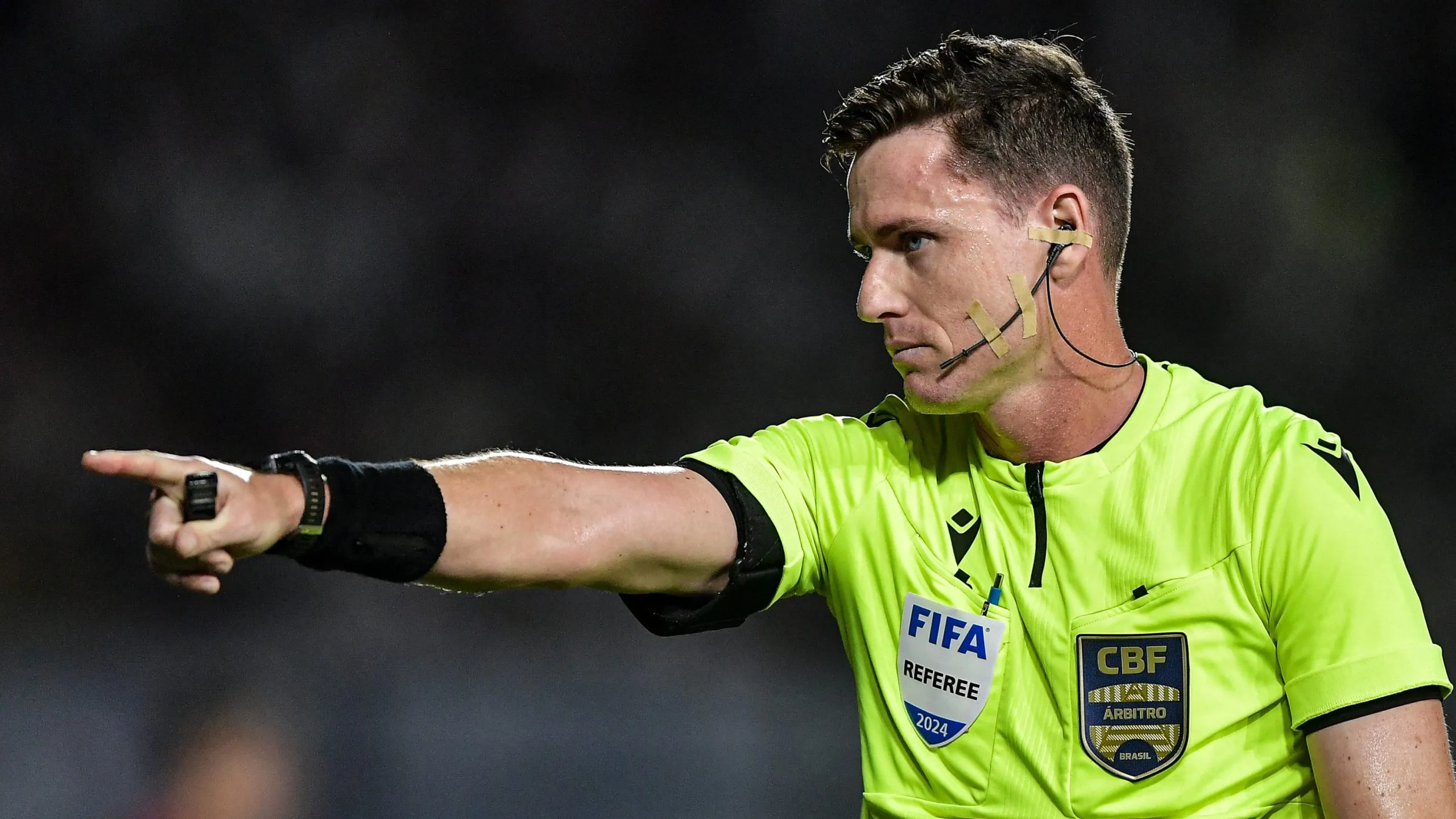 Foto: Thiago Ribeiro/AGIF – O arbitro Ramon Abatti Abel durante partida entre Vasco e Athletico-PR no estadio Sao Januario pelo campeonato Brasileiro A 2024.