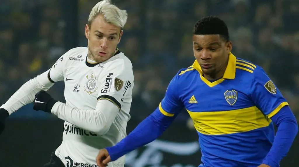 Róger Guedes e Fabra - Foto: Sports Press Photo/IMAGO.