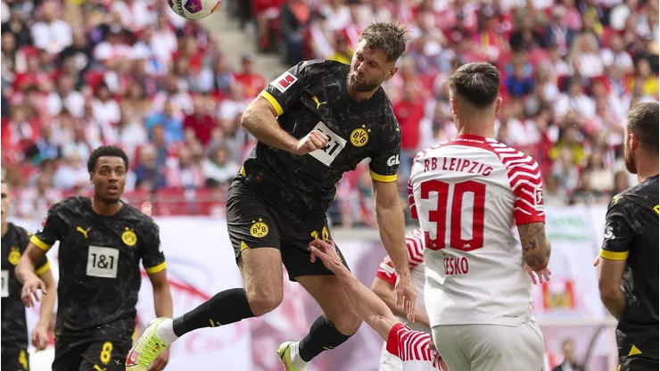 Jogadores disputam bola aérea em partida da Bundesliga entre RB Leipzig e Borussia Dortmund. (Photo by Maja Hitij/Getty Images)