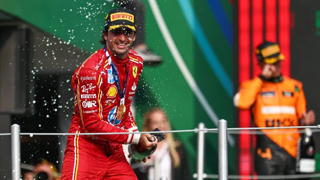 Carlos Sainz comemorando a vitória no GP do México (IMAGO / Xinhua)