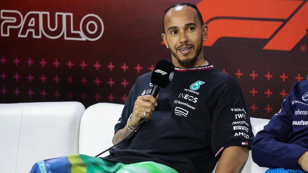 Lewis Hamilton em entrevista coletiva (IMAGO / PanoramiC)