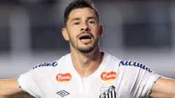 A polêmica que caindo forte no Santos sobre as renovações de trio