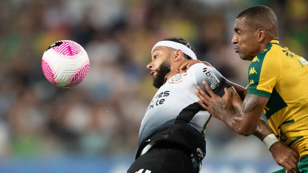 Memphis Depay sofreu diante do Cuiabá - Foto: Gil Gomes/AGIF.