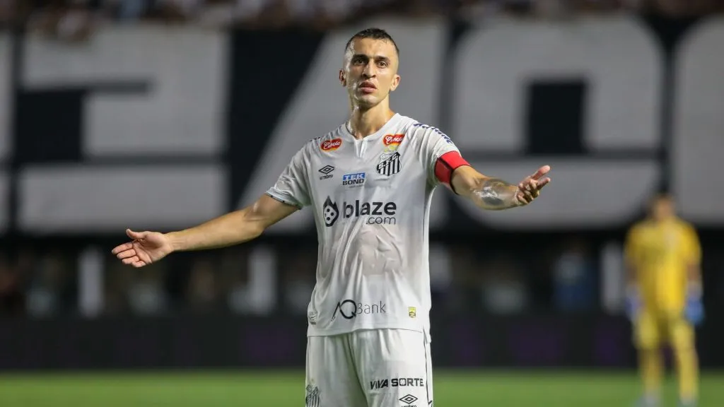 Schmitd vem buscando marcado pessoal no Santos – Foto: Reinaldo Campos/AGIF