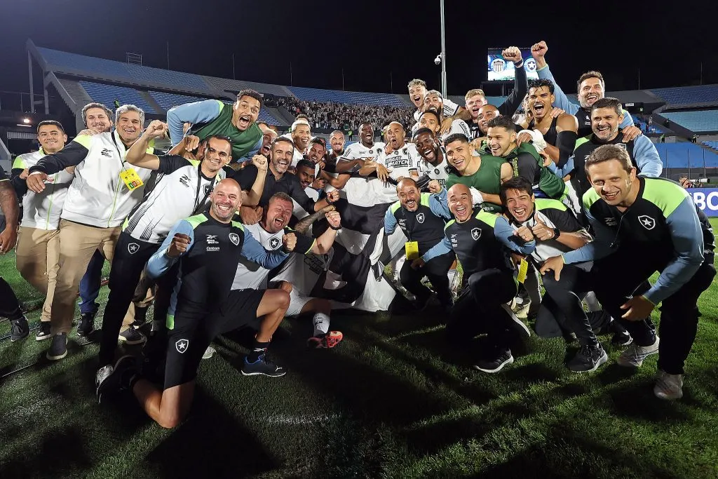 Elenco do Bota comemora a classificação inédita para a fina da Libertadores no Estádio Centenário – Foto: Vítor Silva/Botafogo
