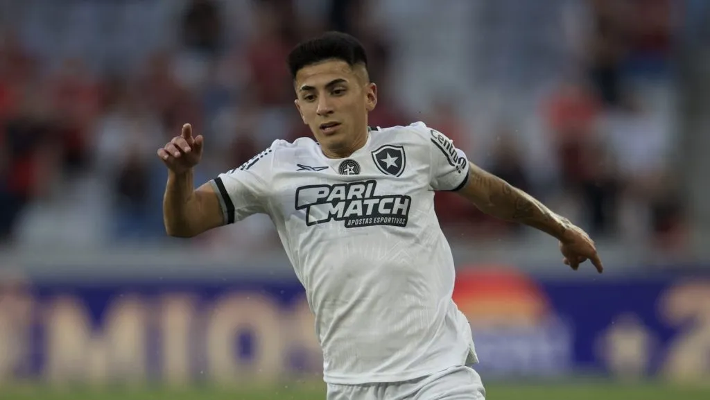 Thiago Almada do Botafogo, Disputam a bola, Estadio Ligga Arena, Foto: Hedeson Alves/AGIF