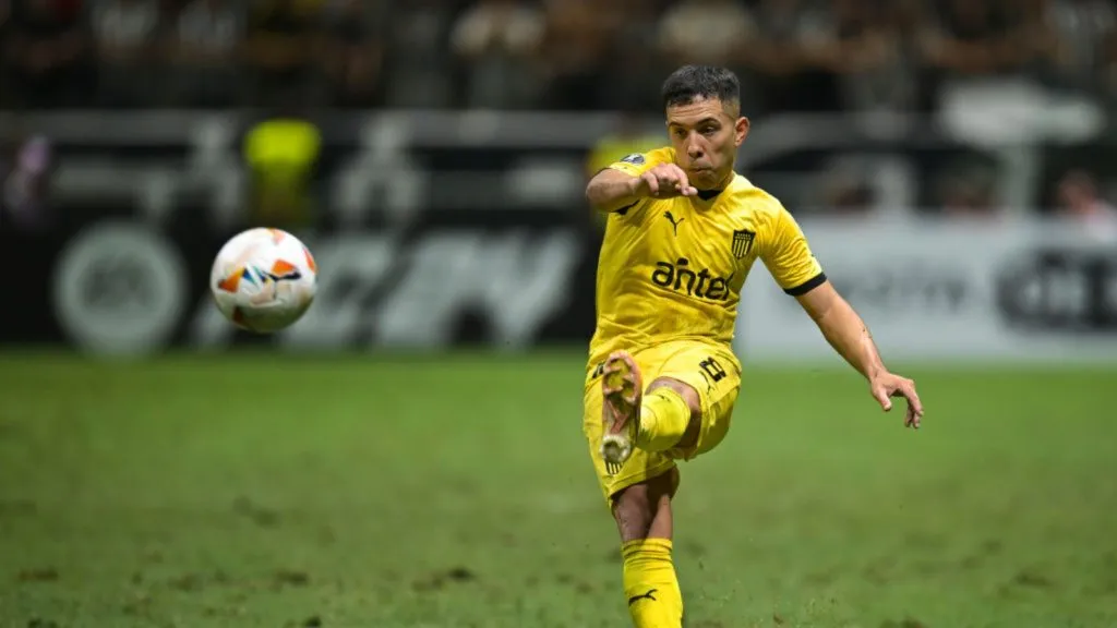 Leo Fernandez em jogo do Peñarol.