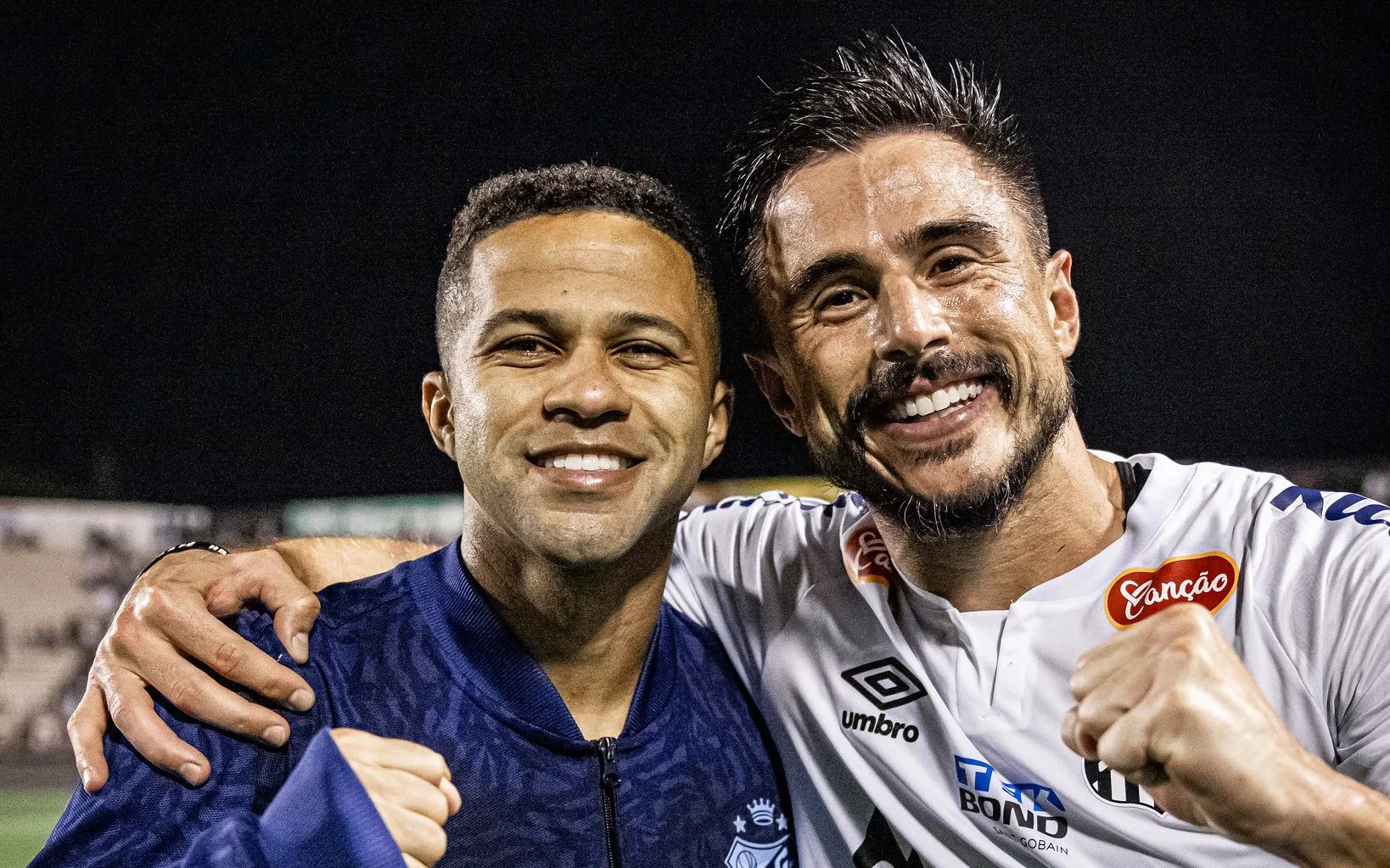 Serginho e Willian Bigode vibram com vitória do Peixe sobre o Ituano – Foto: Raul Baretta/Santos FC