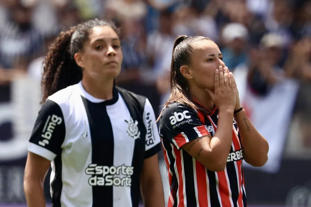 Camilinha, jogadora do São Paulo lamenta lance perdido durante partida contra o Corinthians na Arena Corinthians pelo campeonato Brasileiro A Feminino 2024. Foto: Marcello Zambrana/AGIF