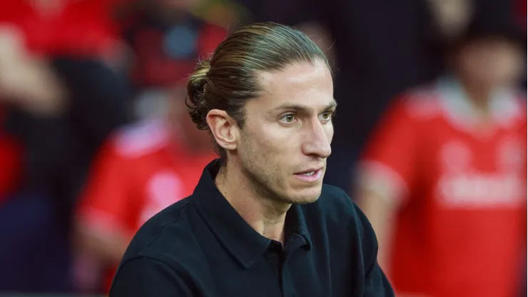 Filipe Luís, técnico do Flamengo, em ação contra o Flamengo pelo Brasileirão