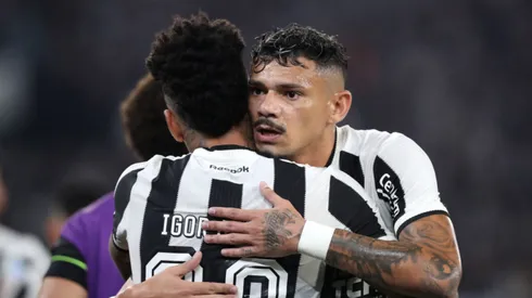 Tiquinho Soares e Igor Gomes em vitória do Botafogo