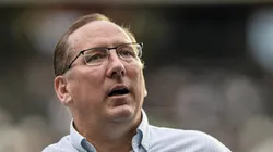 Jhon Textor, dono da SAF do Botafogo, deseja nova data para enfrentar o Alviverde.