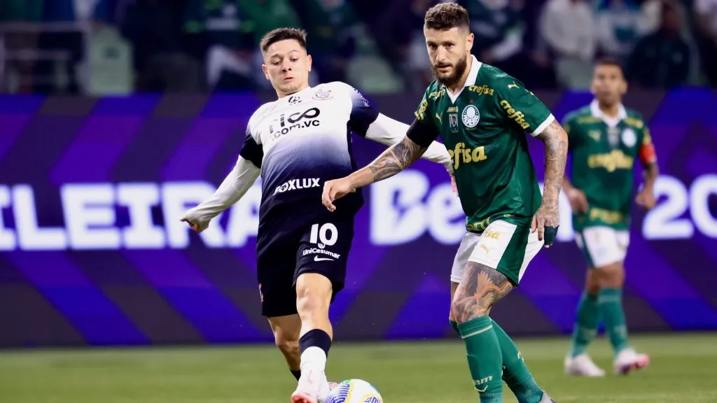 Zé Rafael jogador do Palmeiras disputa lance com Garro jogador do Corinthians durante partida no Allianz Parque pelo Campeonato Brasileiro A 2024. Foto: Marcello Zambrana/AGIF