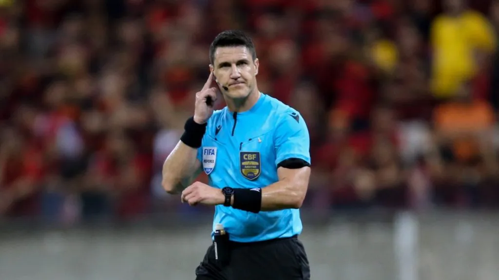 Foto: Marlon Costa/AGIF – Rafael Rodrigo Klein arbitro da partida entre Sport e Goias na Arena de Pernambuco, pelo campeonato brasileiro da Serie B 2024.