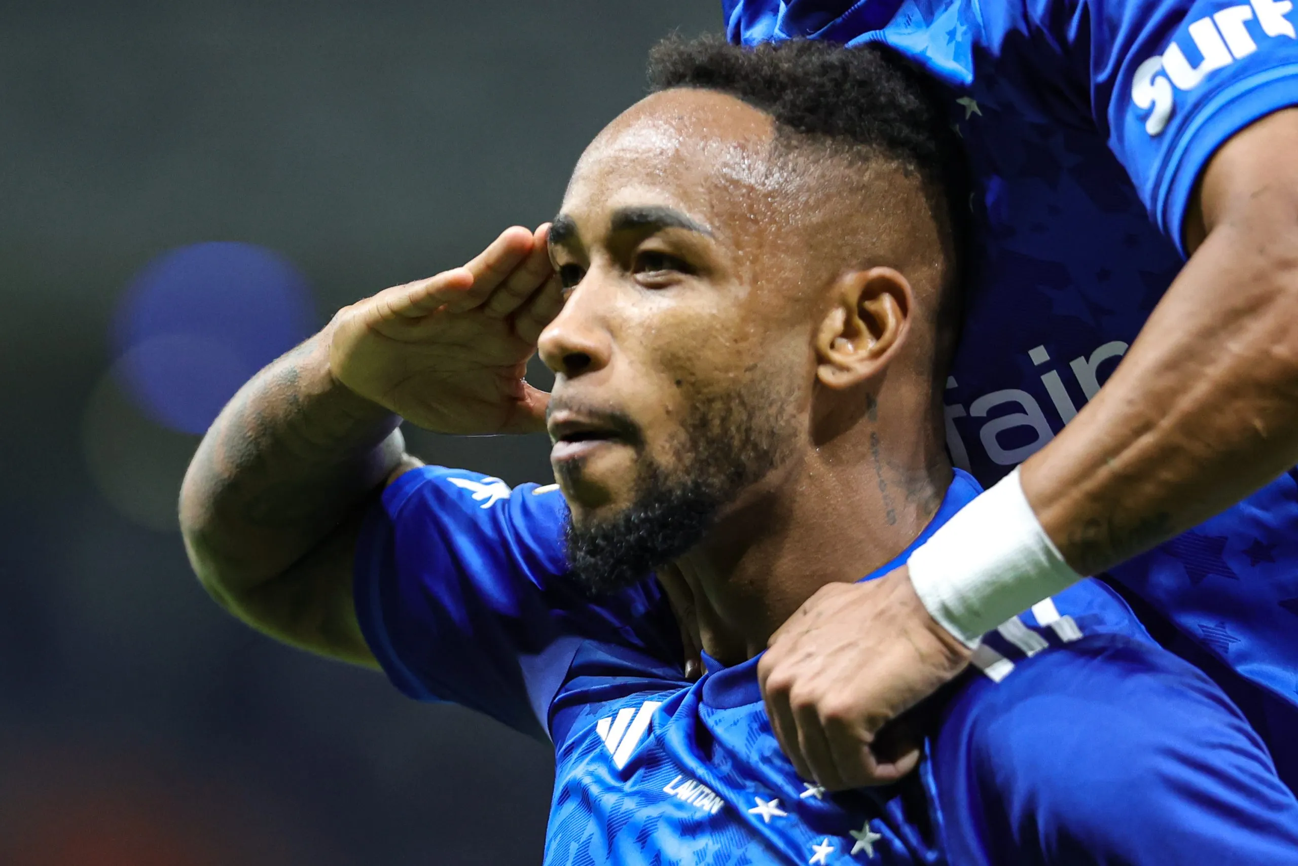 Foto: Gilson Lobo/AGIF – Rafa Silva jogador do Cruzeiro comemora seu gol durante partida contra o Cuiaba no estadio Mineirao pelo Campeonato Brasileiro A 2024.