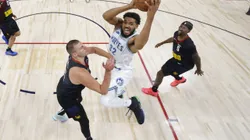 Karl-Anthony Towns, dos Wolves, tenta enterrada em cima de Nikola Jokic (Foto: C. Morgan Engel/Getty Images)