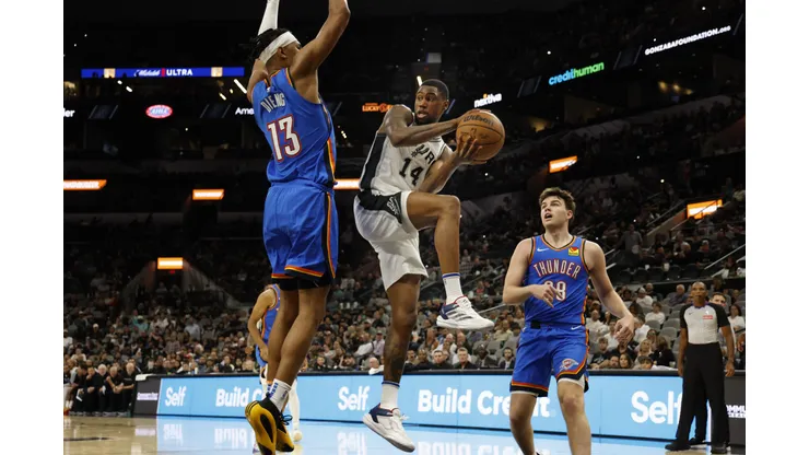 SAN ANTONIO, TX - OCTOBER 07: Blake Oklahoma City Thunder enfrenta o San Antonio Spurs pela NBA (Foto: Ronald Cortes/Getty Images)