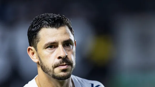 Foto: Abner Dourado/AGIF – Giuliano fica no Santos e garante aumento salarial.