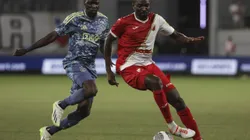 Bertrand Traoré marcado por Collins Sichenje. (Photo by Srdjan Stevanovic/Getty Images)