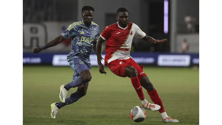 Bertrand Traoré marcado por Collins Sichenje. (Photo by Srdjan Stevanovic/Getty Images)