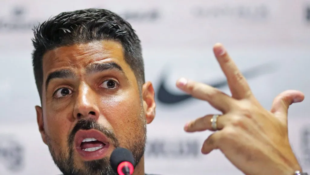 Foto: IMAGO / Sports Press Photo – António Oliveira, ex-técnico corinthiano, pediu centroavante ex-Palmeiras, mas o presidente Augusto Melo não quis contratar.