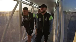 Jogadores do Botafogo em sua chegada ao Uruguai na última terça-feira (29) para a semifinal da Libertadores. Foto: Vítor Silva/BFR