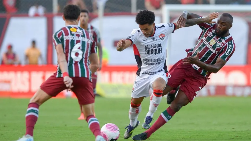 Matheuzinho jogador do Vitória disputa lance com Manoel jogador do Fluminense durante partida no Estádio Barradão pelo Campeonato Brasileiro A 2024. Foto: Jhony Pinho/AGIF