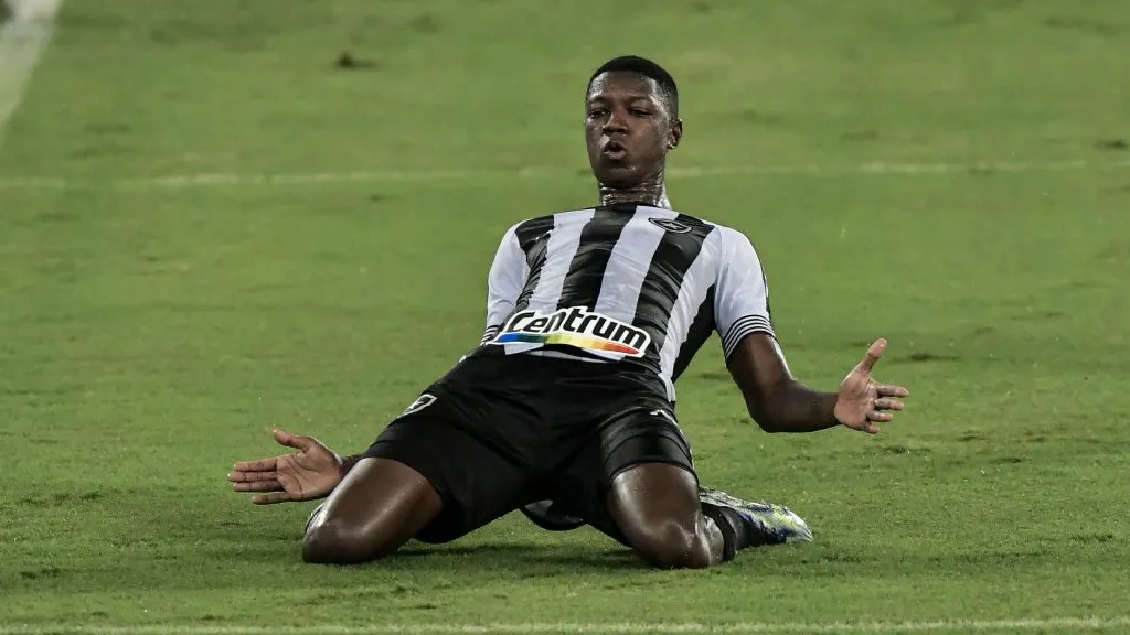 Matheus Babi comemora gol pelo Botafogo no Carioca 2021. Foto: Thiago Ribeiro/AGIF