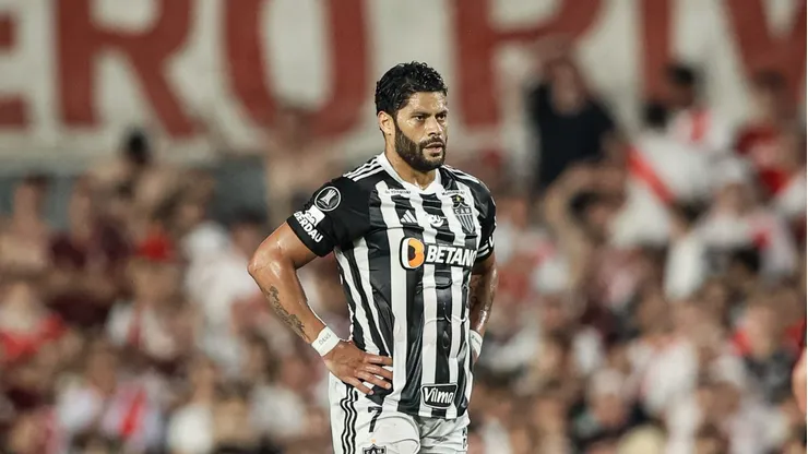 Hulk durante cobrança de falta em Buenos Aires. Foto: Pedro Souza / Atlético